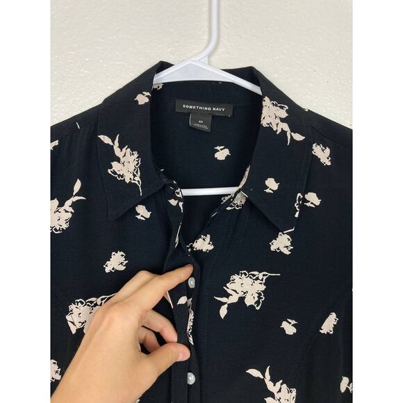 Something Navy Blouse XS Black Floral Chiffon Button Front - Picture 5 of 9